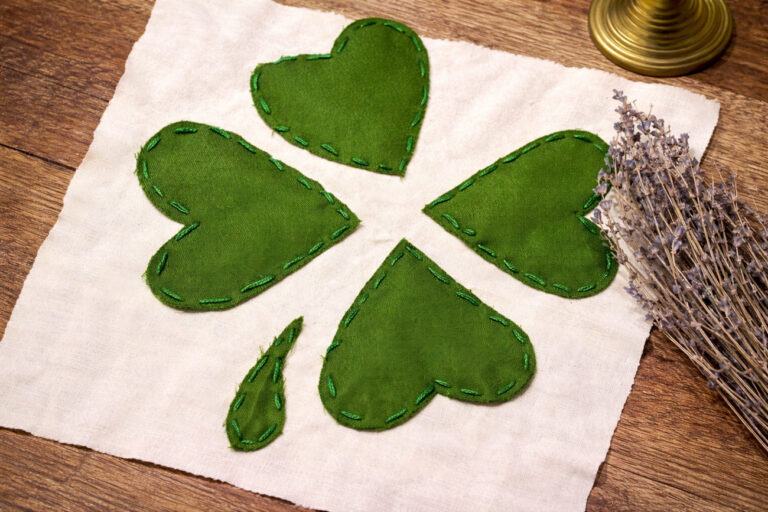 Картина «Клевер» из лоскутков ткани